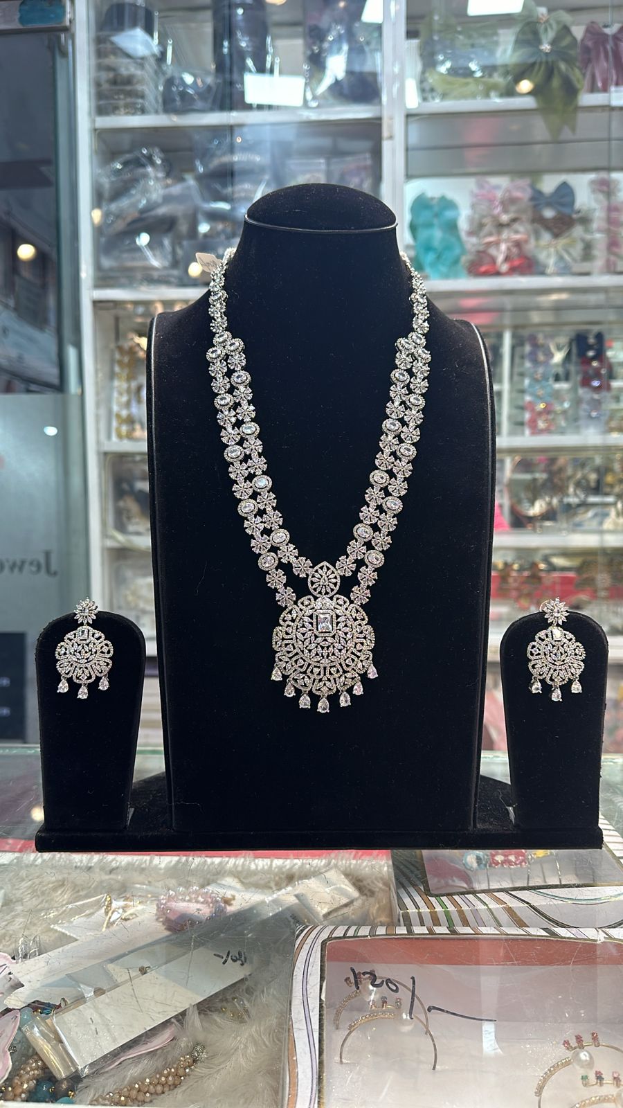 Real Look Diamond Pendant Set – Stylish Design