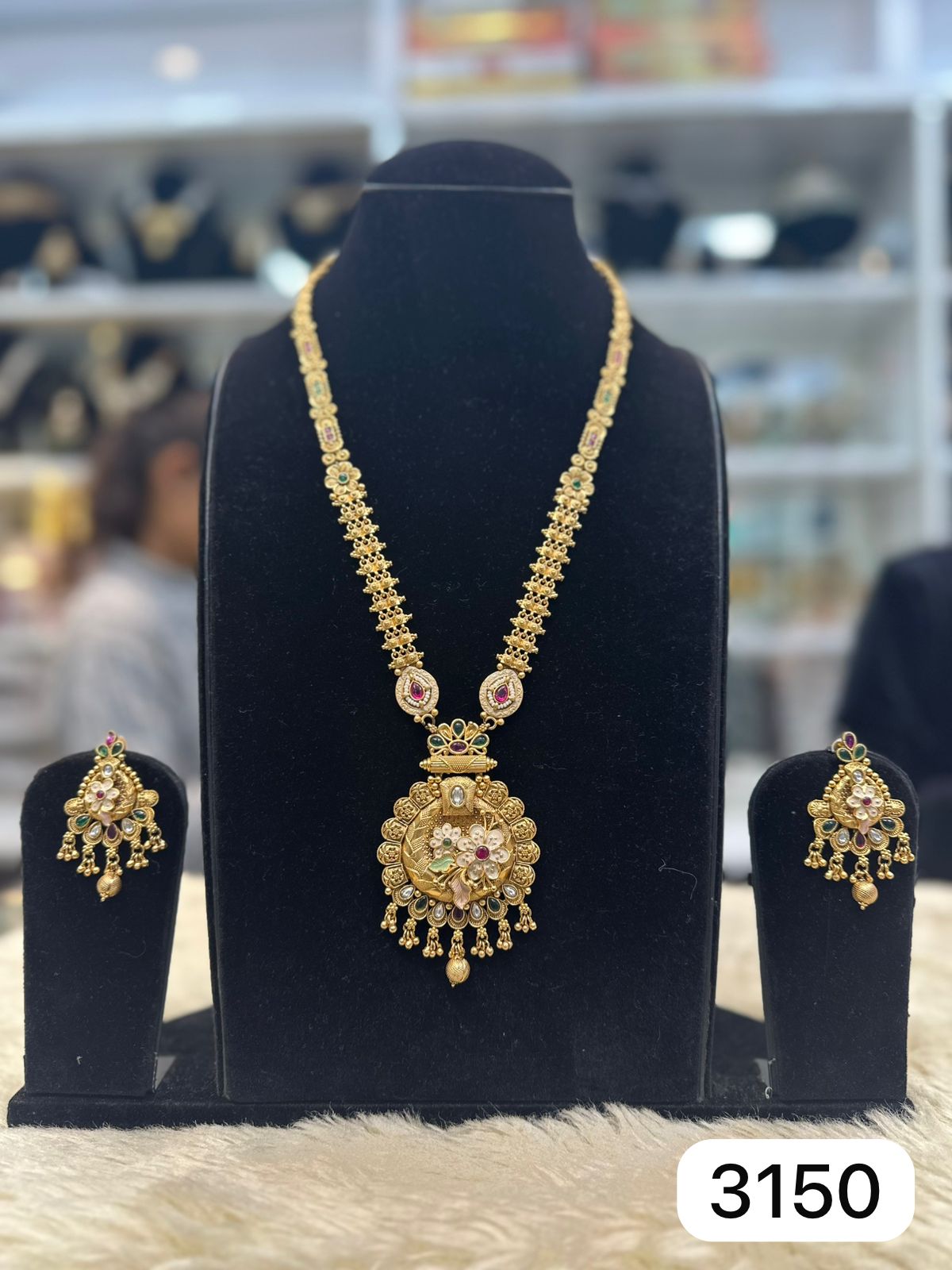 Antique Style Golden Pendant Set with Mina Kari – Real Look