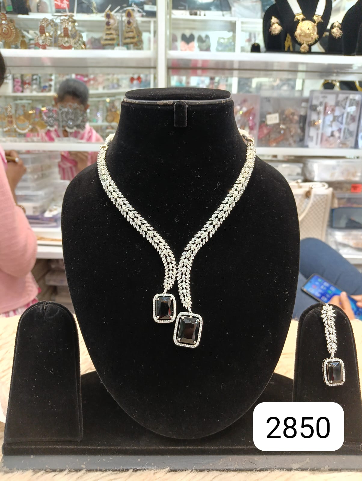 Real Finish Diamond Look Set – Classic Design with Black Stones