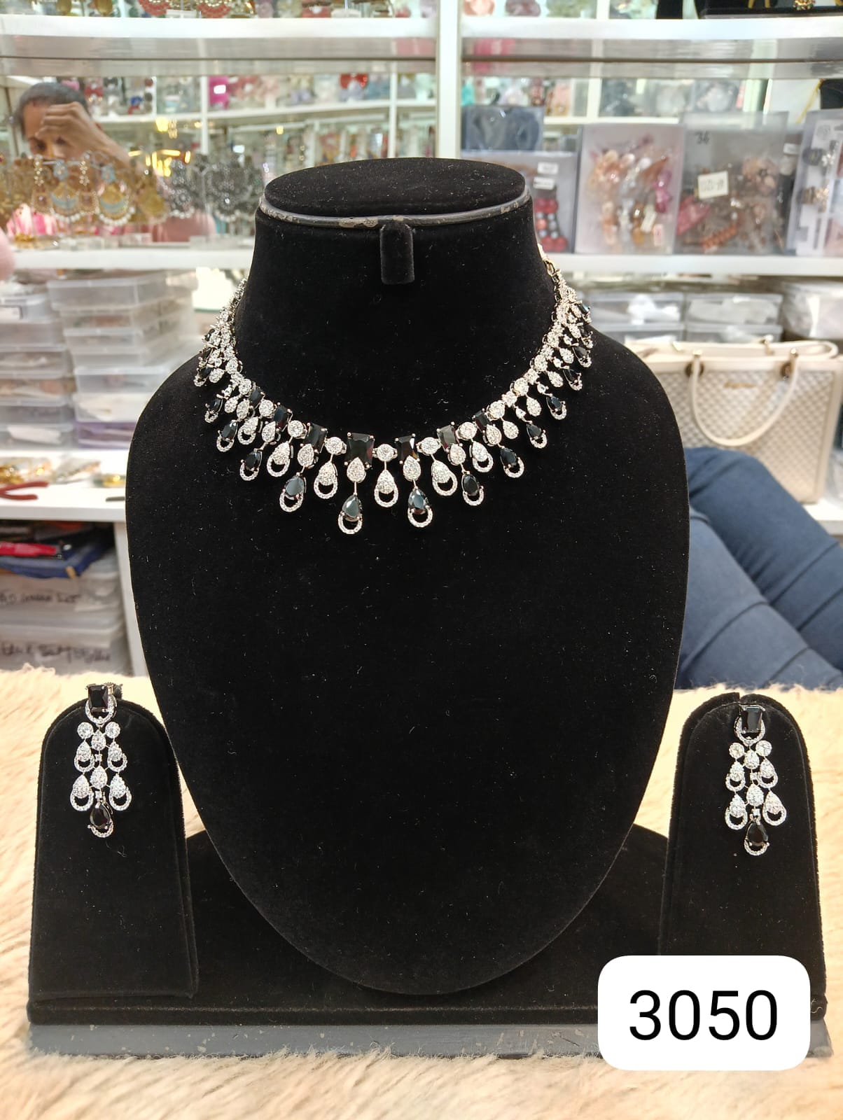 Real Finish Diamond Look Set – Classic Design with Black Stones