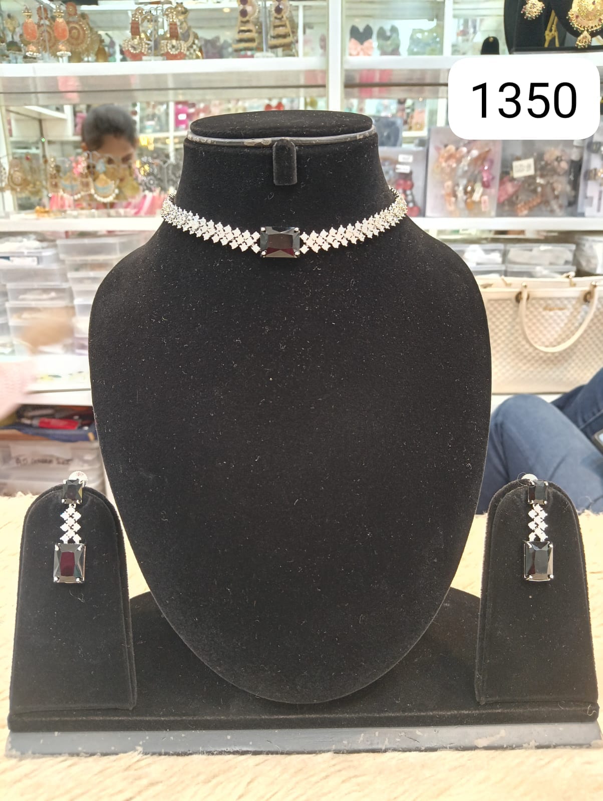 Real Finish Diamond Look Set – Classic Design with Black Stones