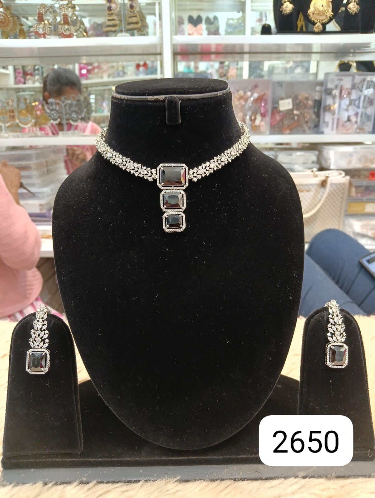 Real Finish Diamond Look Set – Classic Design with Black Stones