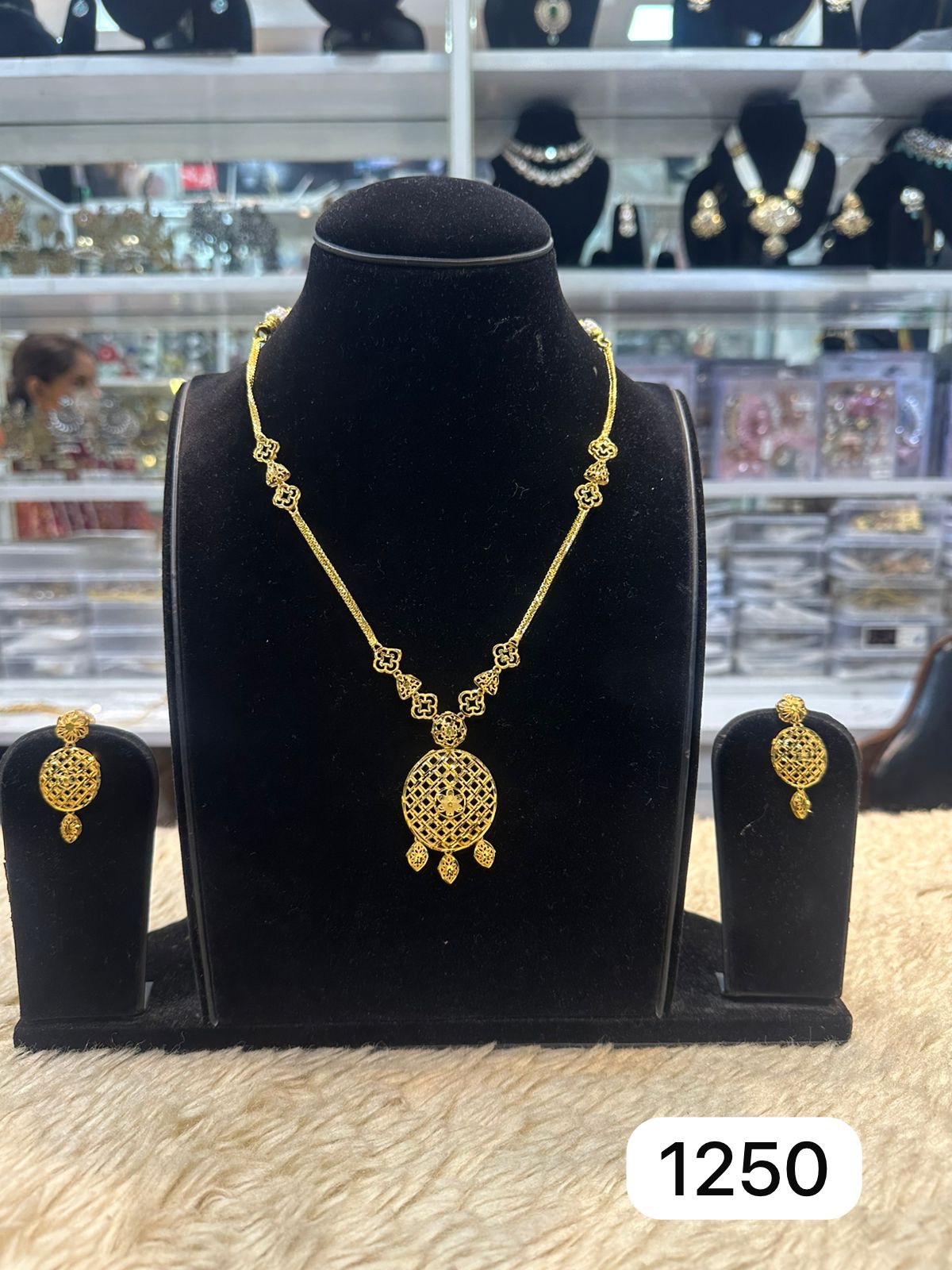 Classic Yellow Gold Polish Pendant Set with Chain