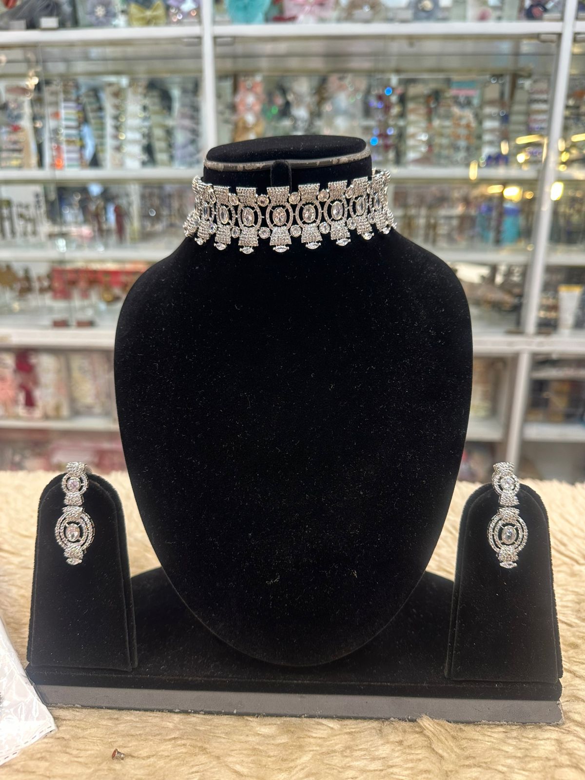 Real Look Diamond Style Choker – Elegant & Graceful Design