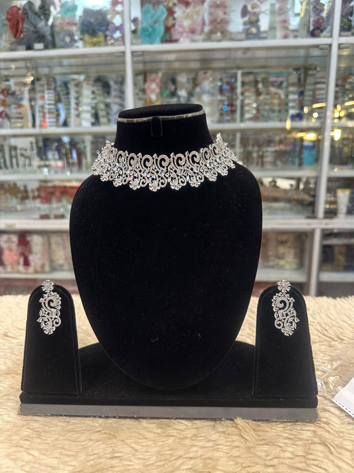 Real Look Diamond Style Choker – Elegant & Graceful Design