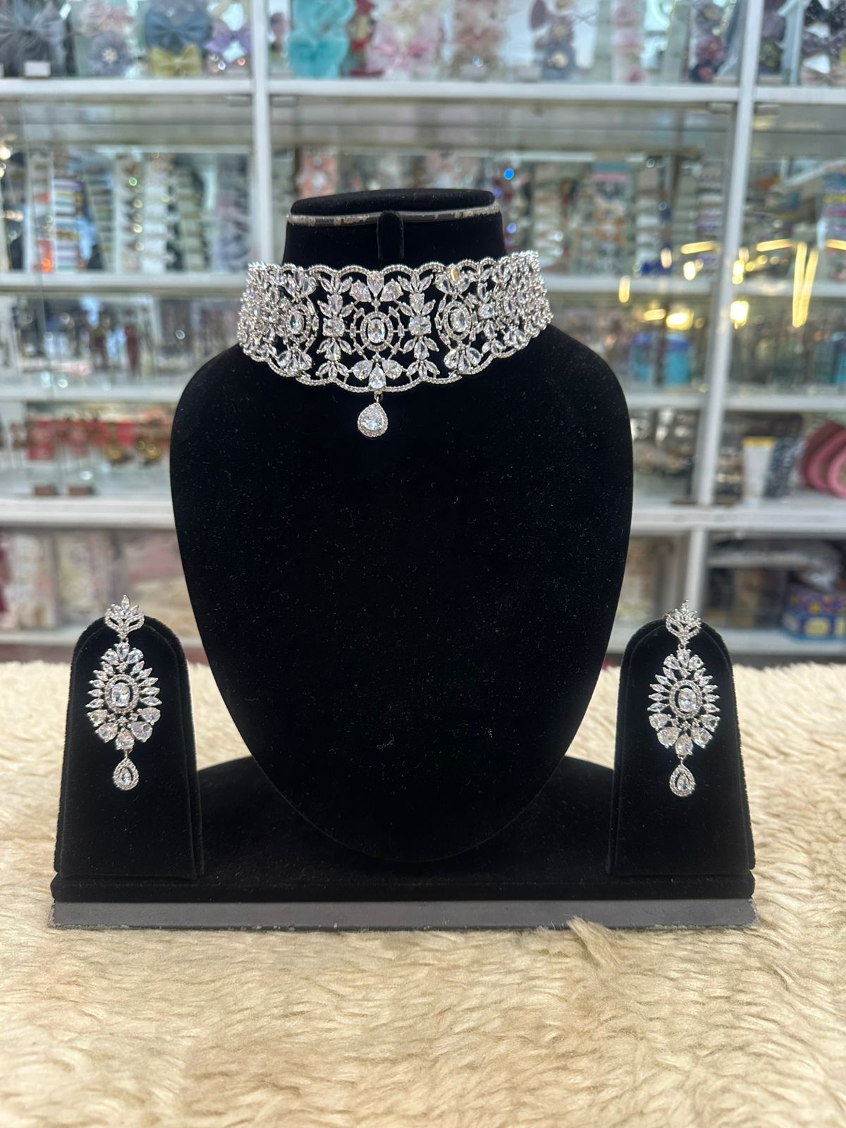 Real Look Diamond Style Choker – Elegant & Graceful Design