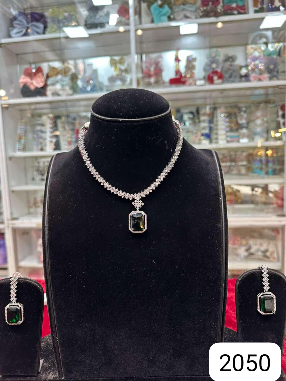 Real look diamond dark green necklace