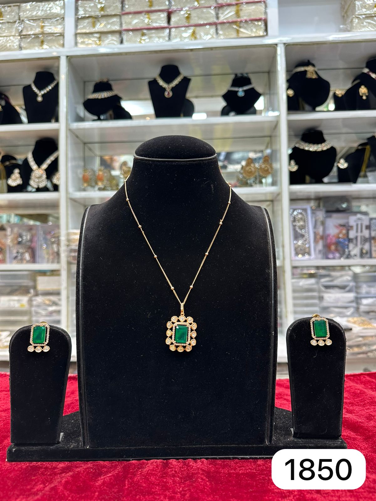 Real Look green Stone Mozonite Chain Pendant Set