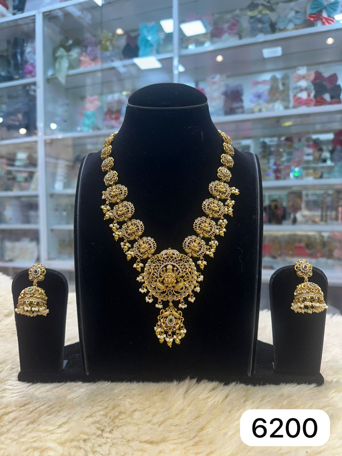 Traditional Temple Jewellery Set – Golden Finish with Moissanite Sparkle