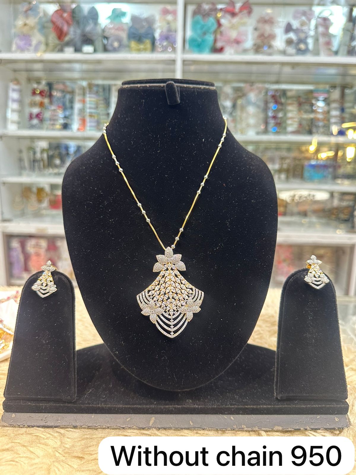 Real Look AD Pendant Set – Subtle & Stylish Design