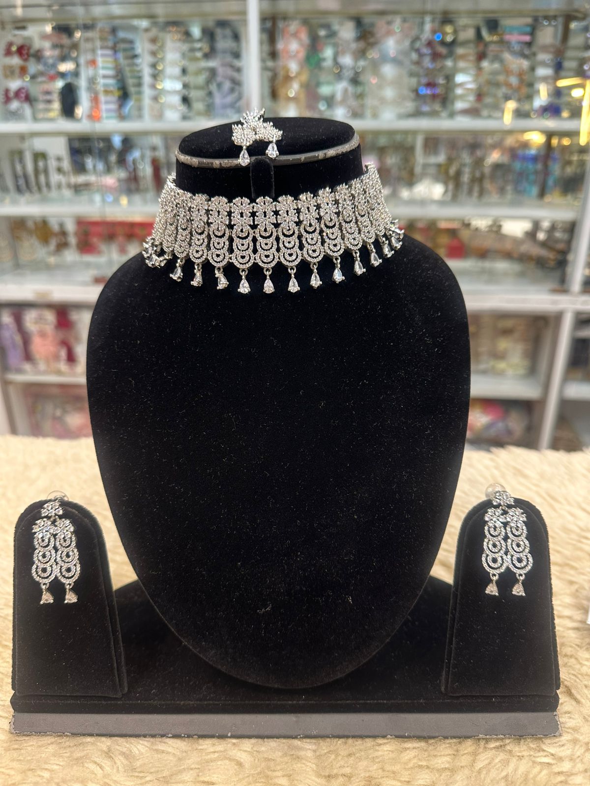 Real Look Diamond Style Choker – Elegant & Graceful Design