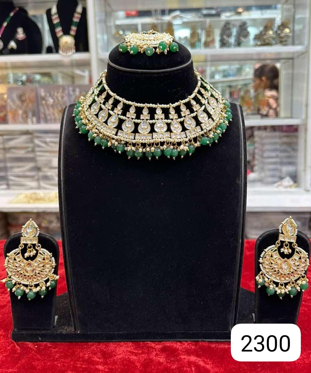 Graceful Green Kundan Necklace