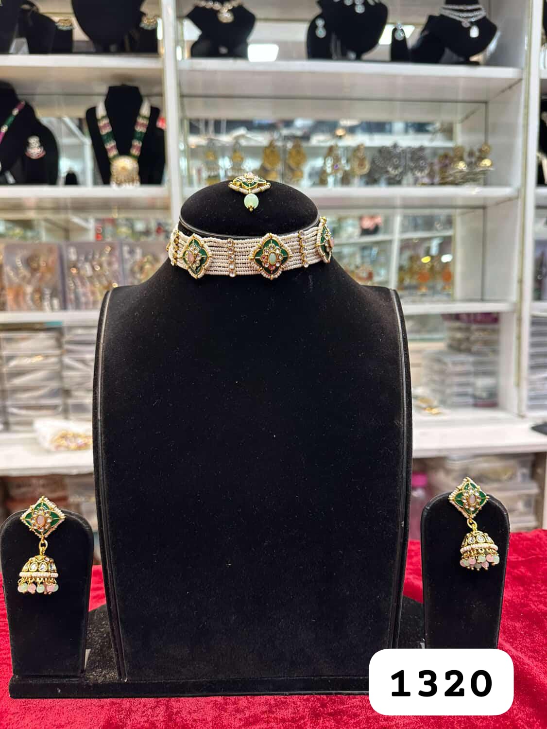 Elegant Pearl Glow Choker