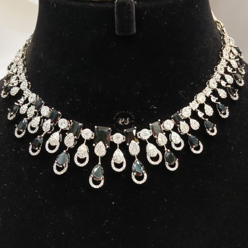 Real Finish Diamond Look Set – Classic Design with Black Stones