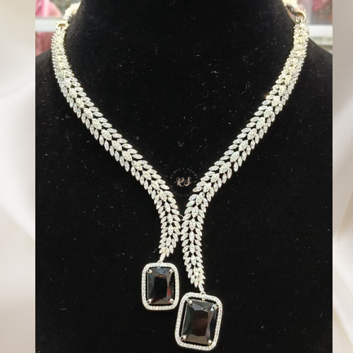 Real Finish Diamond Look Set – Classic Design with Black Stones