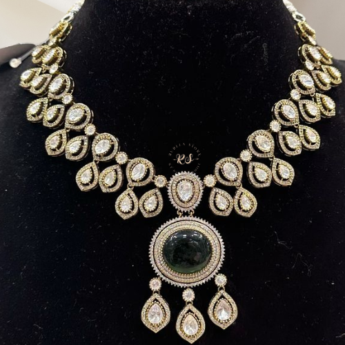 Real look mozonite set with green