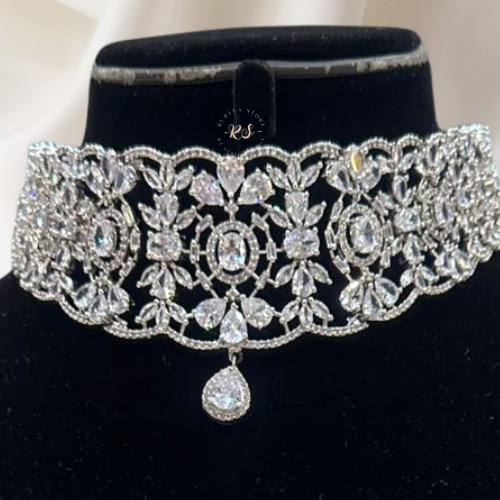 Real Look Diamond Style Choker – Elegant & Graceful Design