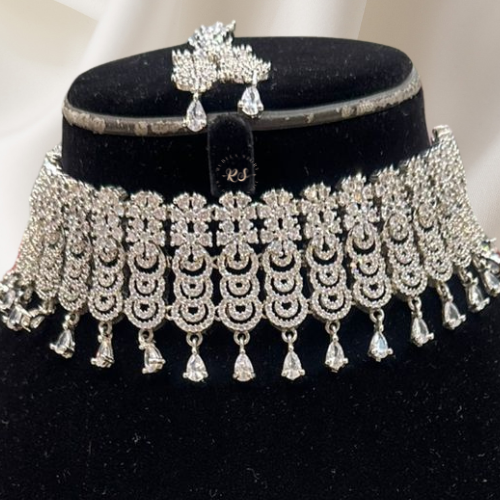 Real Look Diamond Style Choker – Elegant & Graceful Design