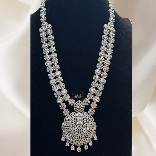 Real Look Diamond Pendant Set – Stylish Design